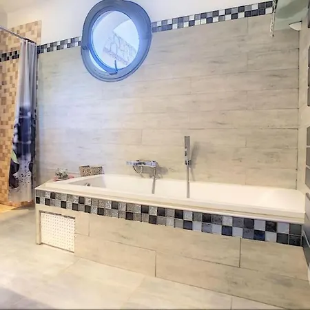 A Cuccagna - Maison 4 Chambres, Piscine Chauffee, 900m La Hotel 4*
